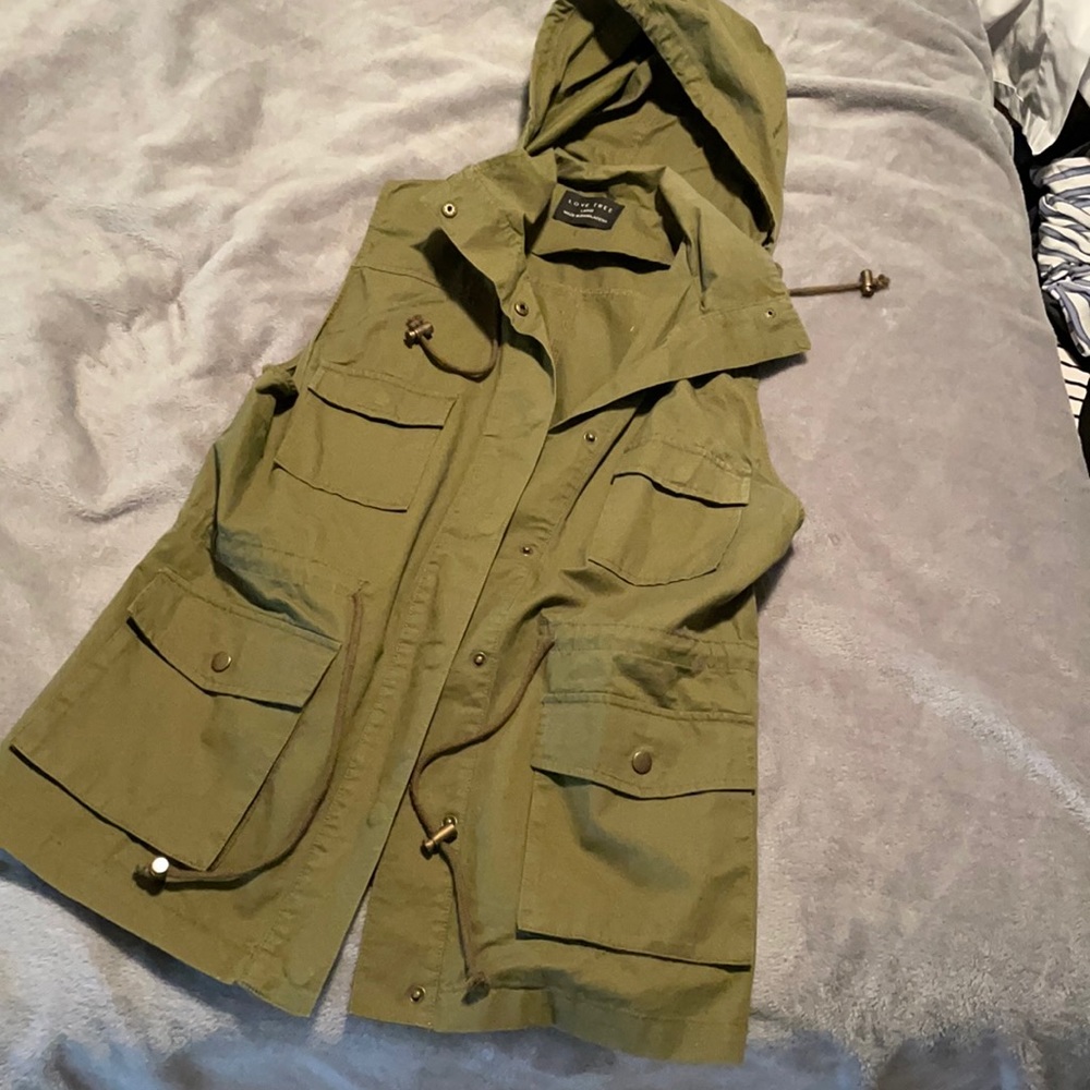 Sleeveless jacket with drawstring at waist.